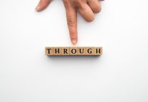 間違えやすい5単語！ThoughThroughToughThoroughThoughtの発音を解説！