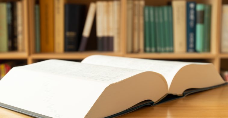 「look up」調べるのニュアンスはどんな感じ？似た英語表現も紹介！