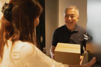 英語のbringとtakeの違いは？似たような英語のgetやpassを使う場面は？