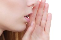 「TEA」の意味がゴシップ？知らないと分からないスラング（CAP・GOAT等）を紹介！